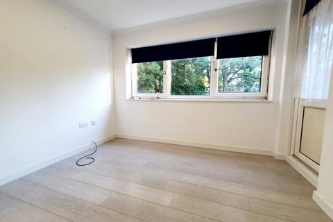 2 bedroom flat to rent, Pinner Green, Pinner, Middlesex, HA5