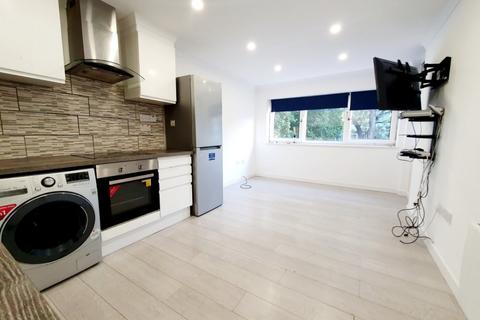 2 bedroom flat to rent, Pinner Green, Pinner, Middlesex, HA5