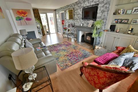 38 Compton Crescent, West Moors, Ferndown, BH22 0BZ