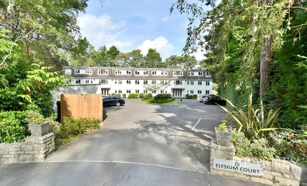 19 Aldridge Road, Ferndown, BH22 2 bed apartment £280,000