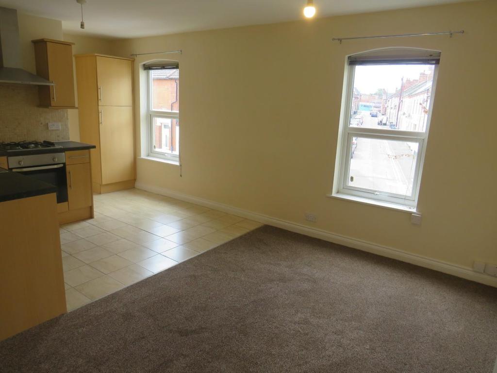 Moor Road, Rushden, Northamptonshire... 3 bed £725 pcm (£