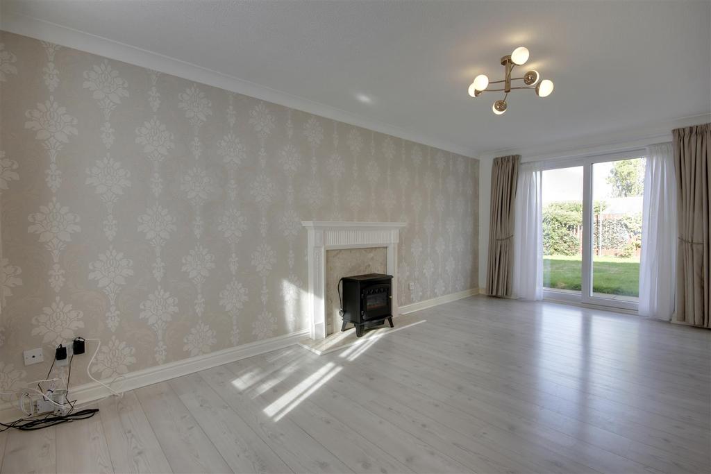 Blackburn Avenue, Brough 3 bed detached house for sale £265,000