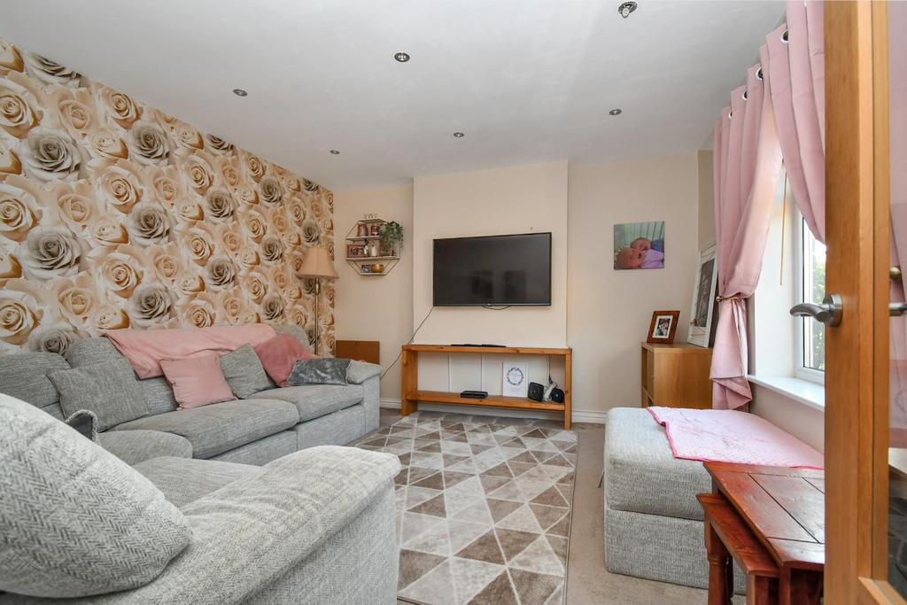 Greenlea Avenue, Yeadon, Leeds 3 bed end of terrace house £219,950