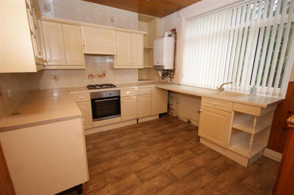 Raymond Drive, Bradford 3 bed semidetached house £625 pcm (£144 pw)