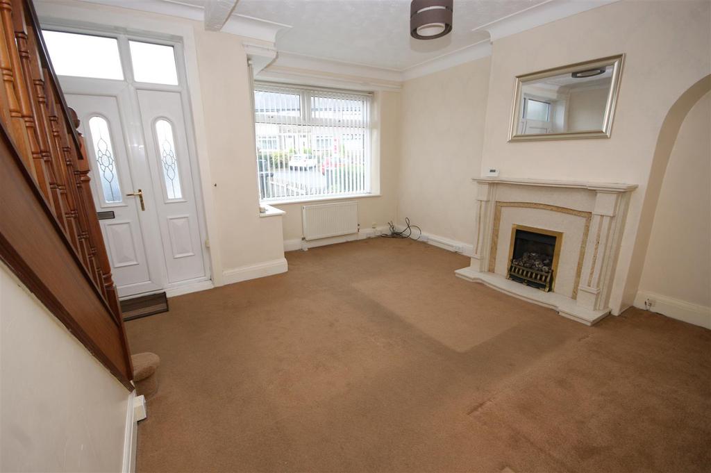 Raymond Drive, Bradford 3 bed semidetached house £625 pcm (£144 pw)