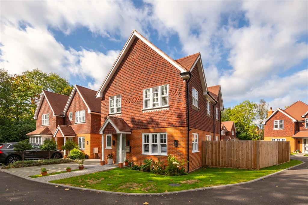 Denoras Close, Horley 3 bed detached house £590,000