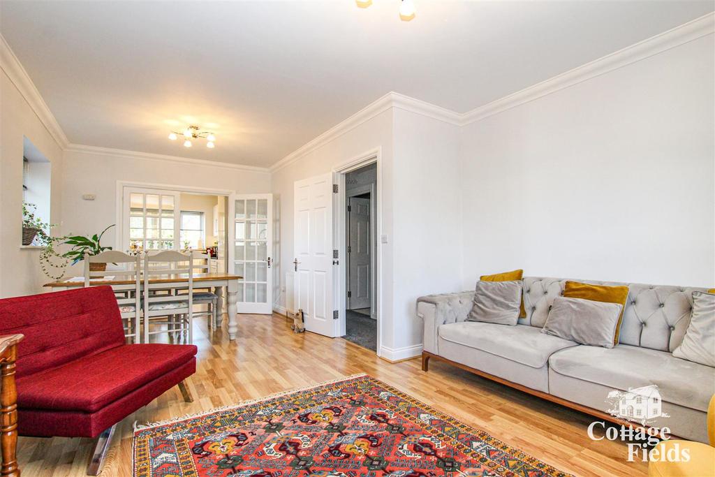 Gordon Hill, Enfield 3 bed flat £1,900 pcm (£438 pw)