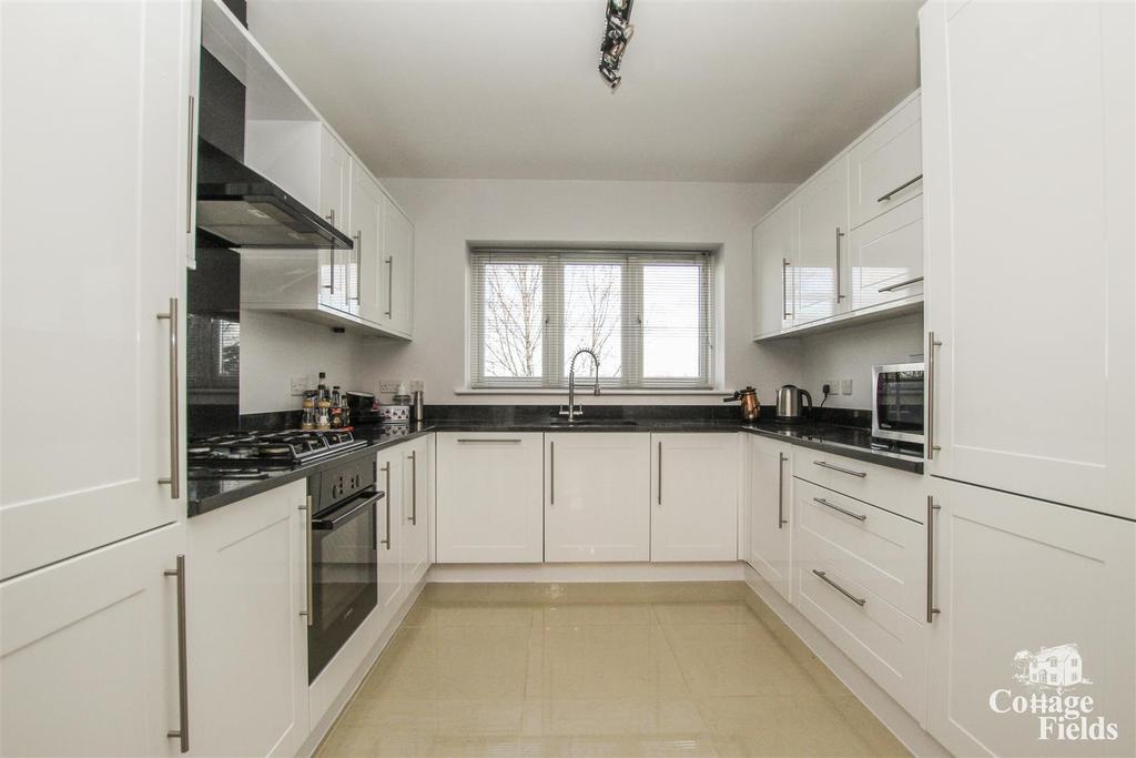 Gordon Hill, Enfield 3 bed flat £1,900 pcm (£438 pw)