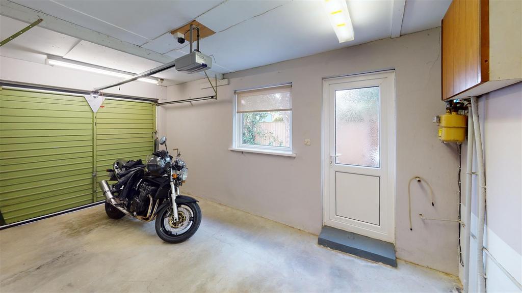 1-Spencer-Close-Garage.jpg
