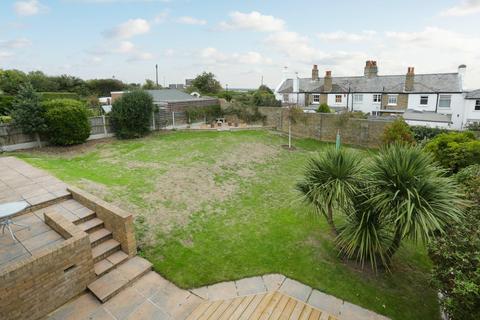 4 bedroom house for sale - Holland Close, Broadstairs