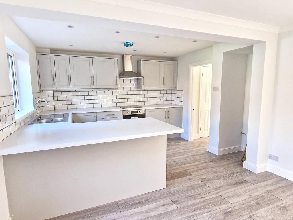 Bassett Avenue, Bicester 3 bed terraced house £349,999