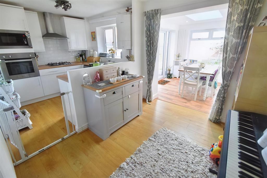Halletts Way, Portishead 3 bed semidetached house £370,000