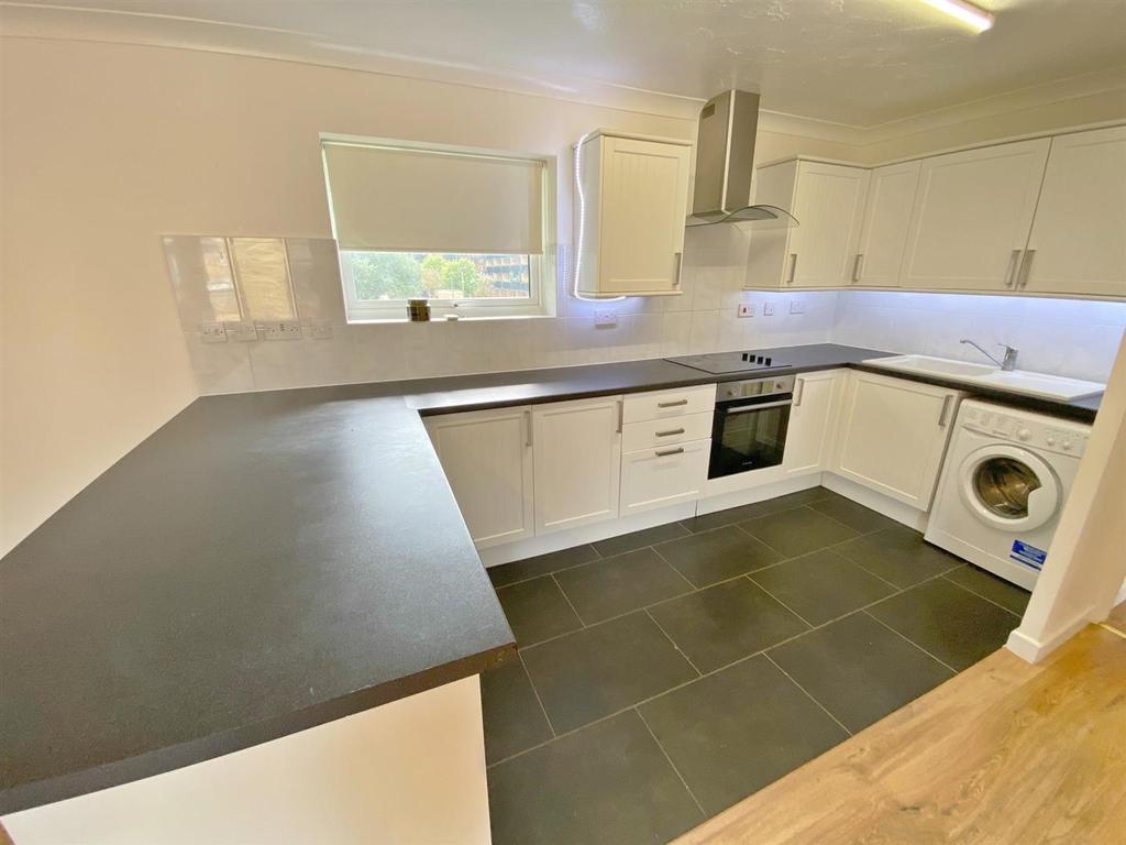 Barrington Mews, Oldbrook, Milton Keynes 2 bed apartment £995 pcm (£