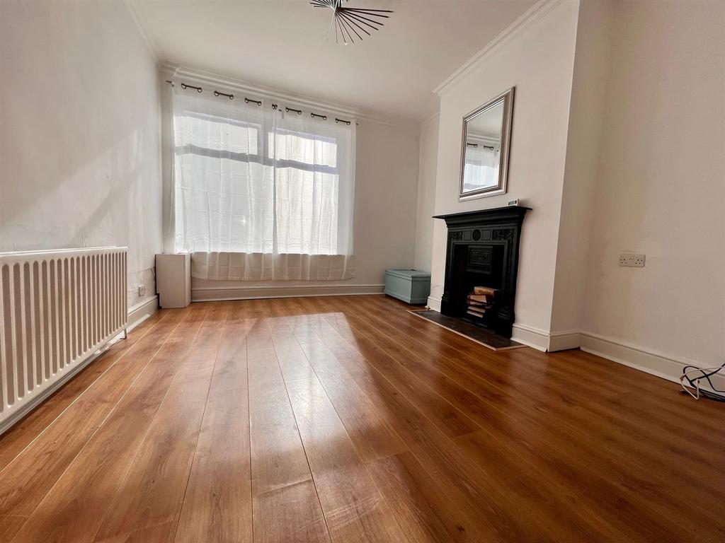 Adelaide Street, York 2 bed end of terrace house £1,095 pcm (£253 pw)