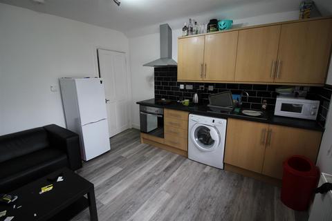 2 bedroom flat to rent, *£110pppw* Woodside Road, Lenton Abbey, NG9 2SB - UON