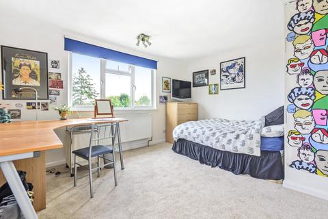 22 Oaks Avenue, Worcester Park, KT4 8XD