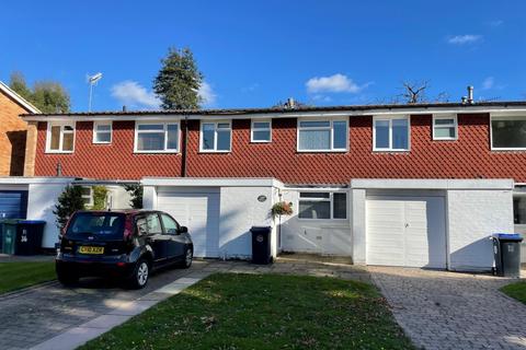 4 bedroom terraced house to rent, Green Lane Close, West Byfleet