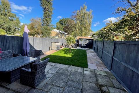 4 bedroom terraced house to rent, Green Lane Close, West Byfleet