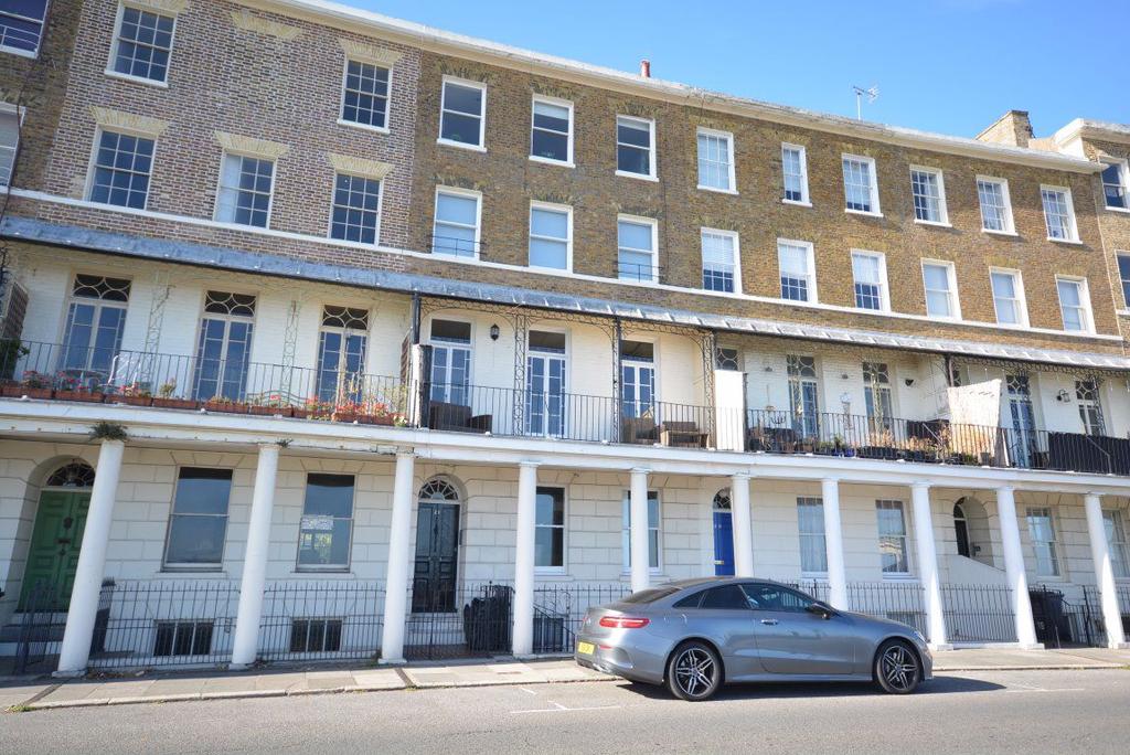 Wellington Crescent, Ramsgate, CT11 8JD 2 bed flat £950 pcm (£219 pw)