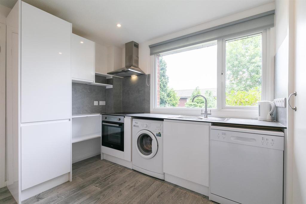 Rye Close, Guildford 3 bed house £400,000