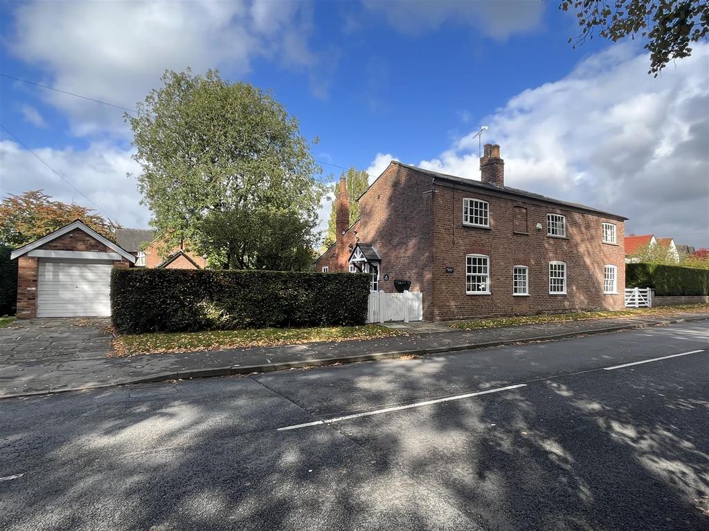 Knutsford Road, Wilmslow 3 bed detached house for sale £950,000