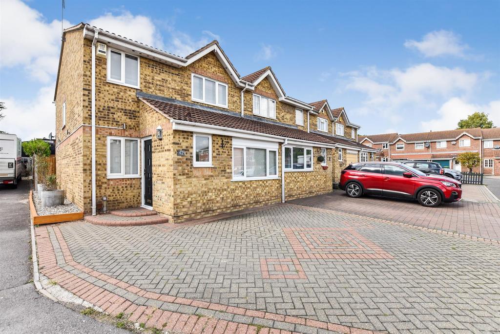 Chestnut Road, Vange, Basildon 3 bed semidetached house for sale £