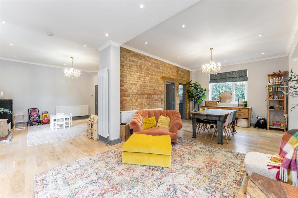 Warwick Road, Ealing, W5 6 bed detached house £6,200 pcm (£1,431 pw)