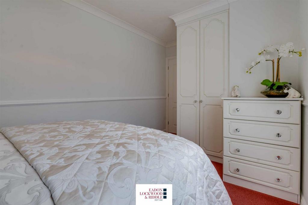 6 meadowgates - Bedroom 1-2.jpg