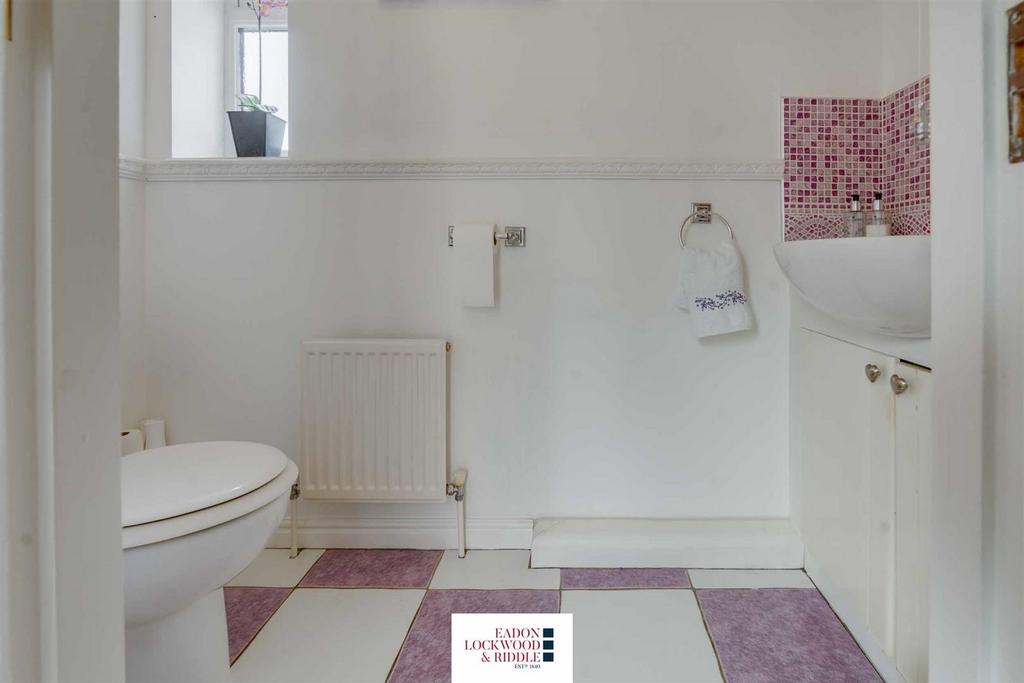 6 meadowgates - Bathroom.jpg