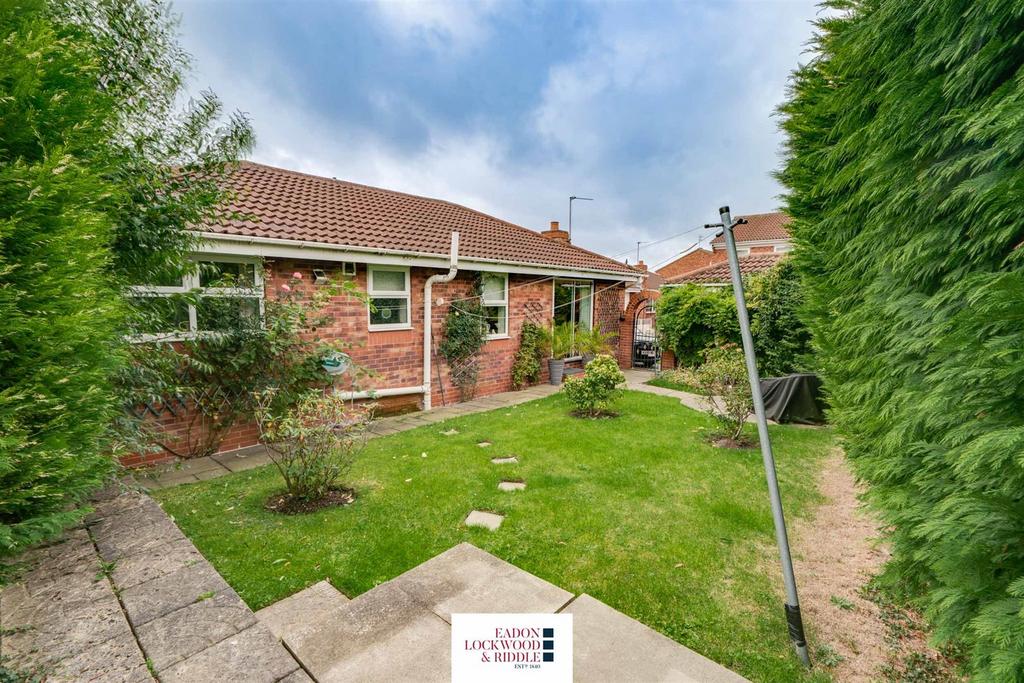 6 meadowgates - Rear Garden 1.jpg