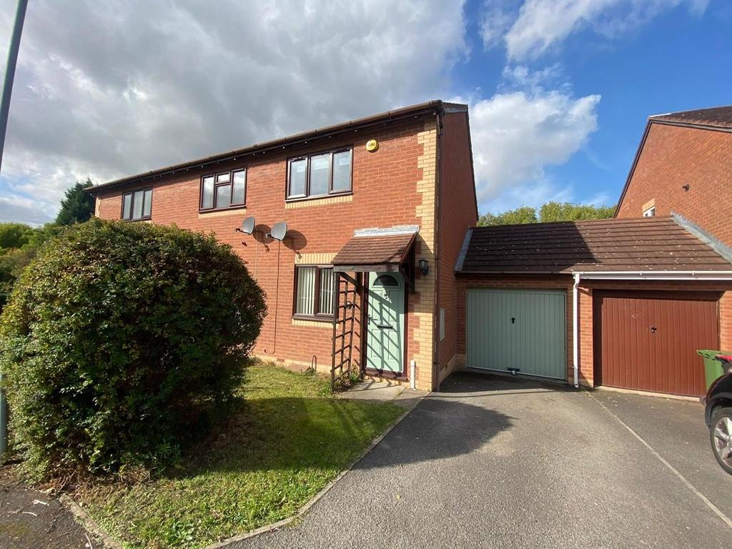 Foxwood Road, Birchmoor, Tamworth... 2 bed semidetached house £825 pcm (£190 pw)