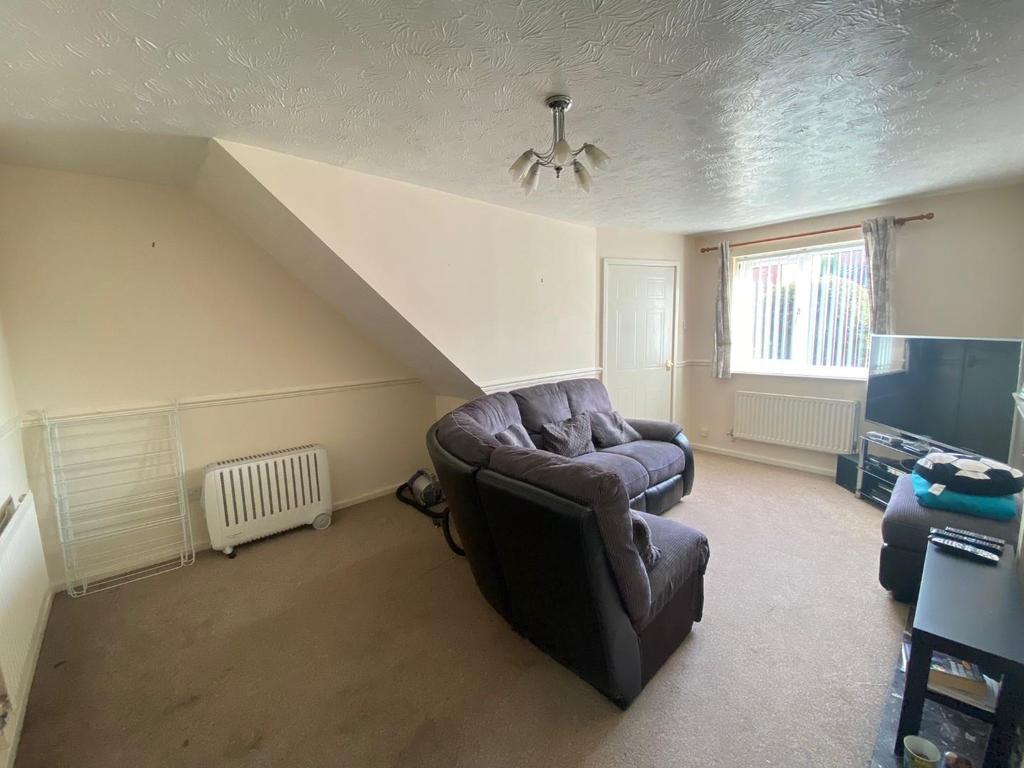 Foxwood Road, Birchmoor, Tamworth... 2 bed semidetached house £825 pcm (£190 pw)