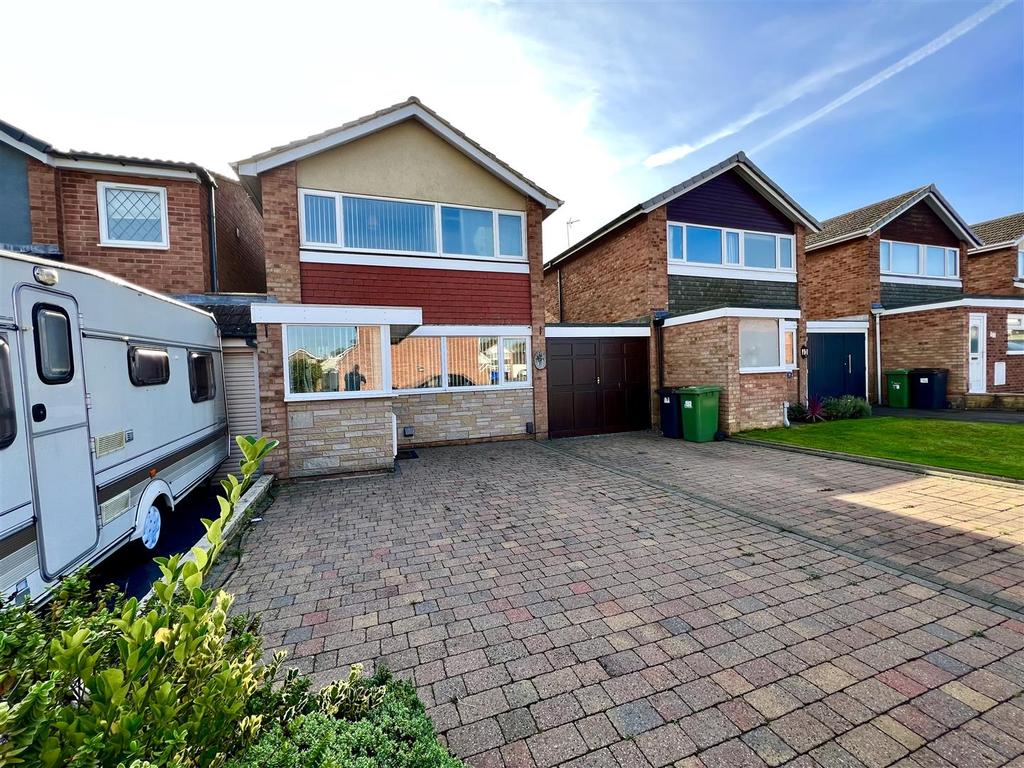 Montrose Drive, Nuneaton, CV10 7LX 3 bed house £795 pcm (£183 pw)