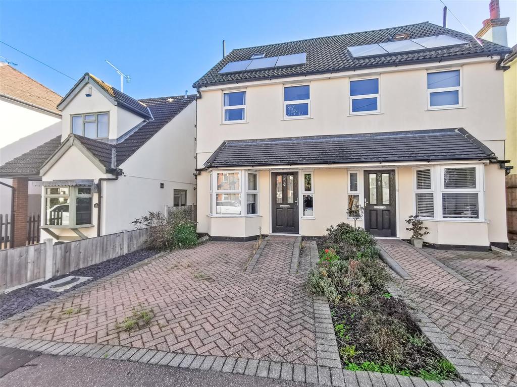 Westminster Drive, WestcliffOnSea 3 bed house £360,000