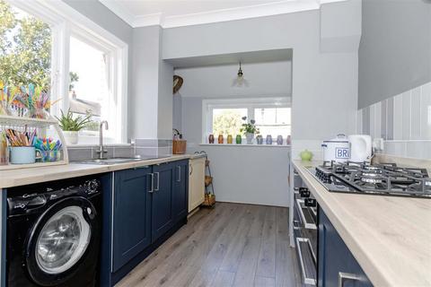 8 Bruce Way, Worthing, BN11 5JX