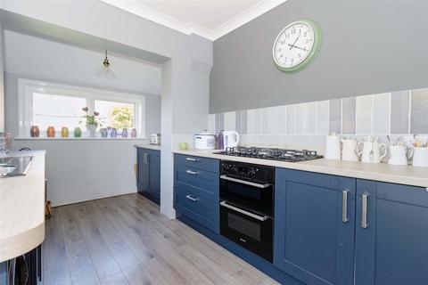 8 Bruce Way, Worthing, BN11 5JX