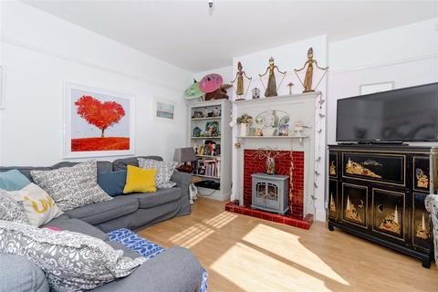 8 Bruce Way, Worthing, BN11 5JX