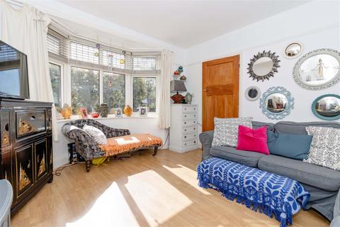 8 Bruce Way, Worthing, BN11 5JX
