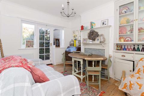 8 Bruce Way, Worthing, BN11 5JX