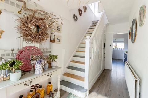 8 Bruce Way, Worthing, BN11 5JX