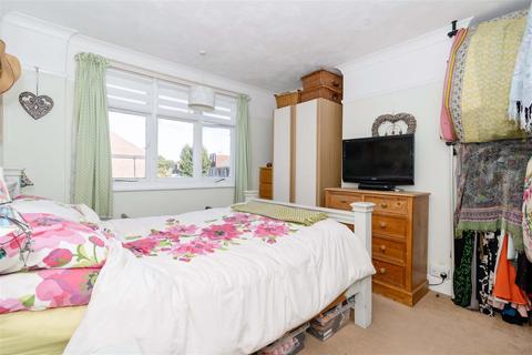 8 Bruce Way, Worthing, BN11 5JX