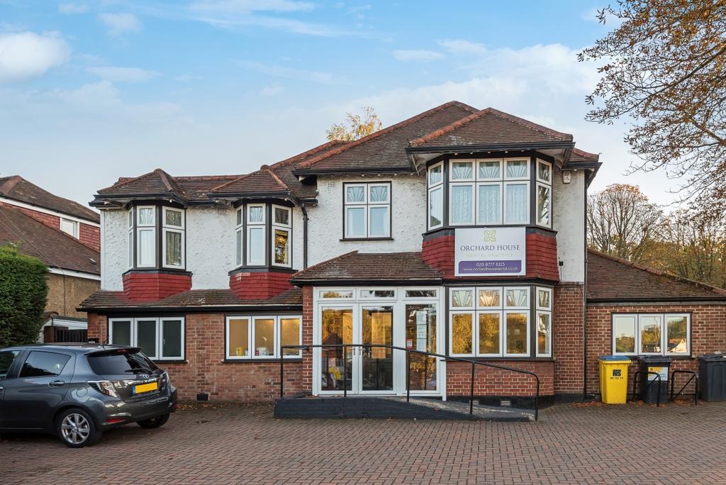 South Eden Park Road Beckenham BR3 3 bed flat £1,800 pcm (£415 pw)