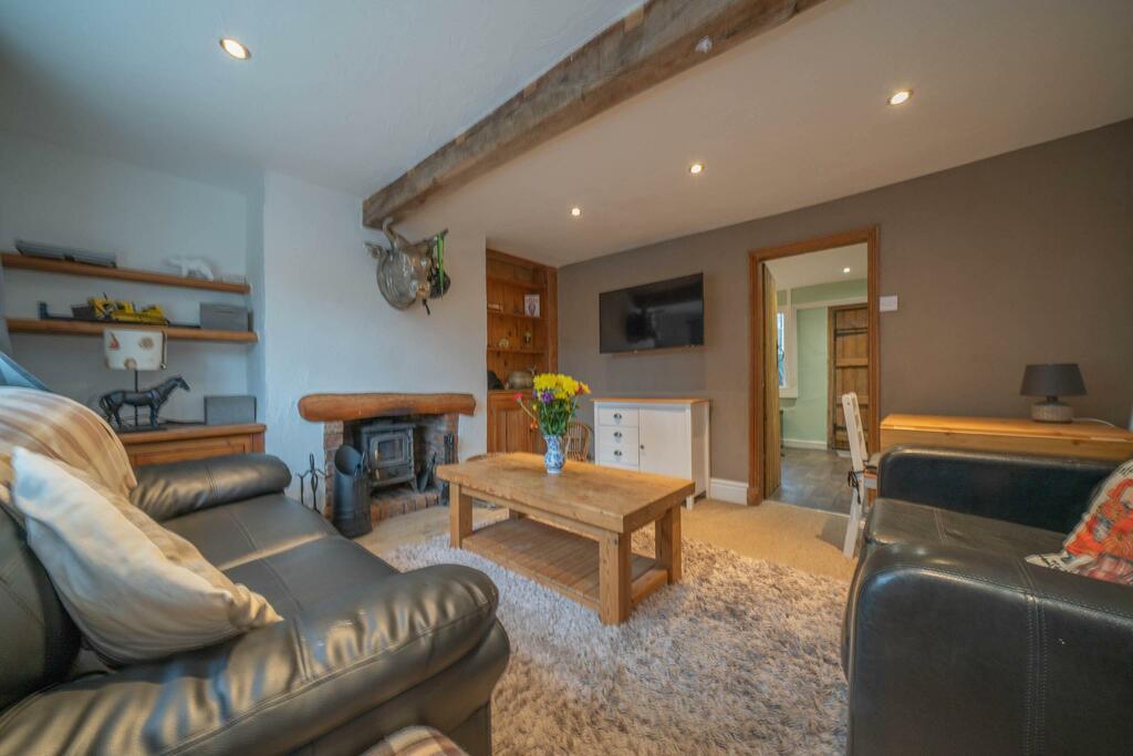 Broken Cross, Macclesfield, SK11 8TU 2 bed terraced house £160,000