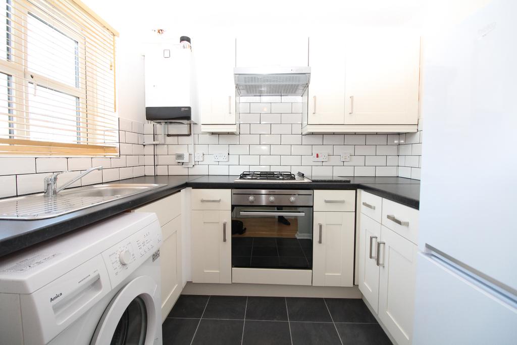 Montana Gardens, Sydenham, SE26 2 bed semidetached house to rent £
