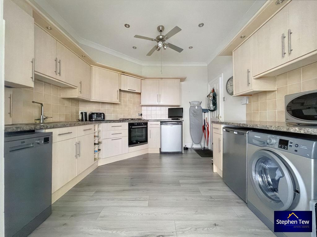 Selby Avenue, Blackpool, FY4 2 bed semidetached bungalow £190,000