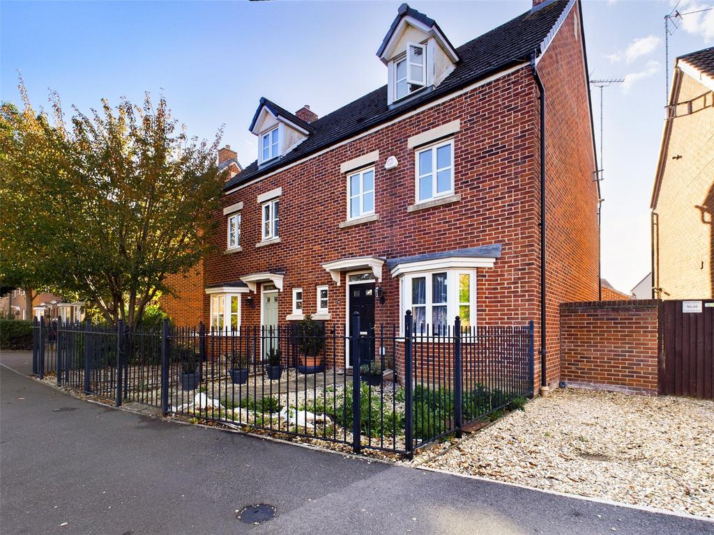 Valley Gardens Kingsway, Quedgeley, Gloucester, Gloucestershire, GL2 4 bed semidetached house