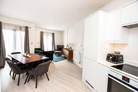 3 bedroom apartment for sale, St. Pauls Way, London, E3