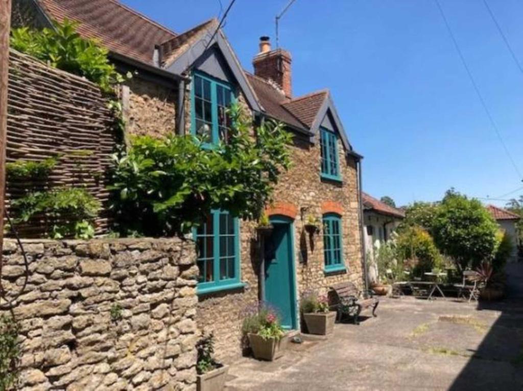 Bruton 2 bed detached house £395,000