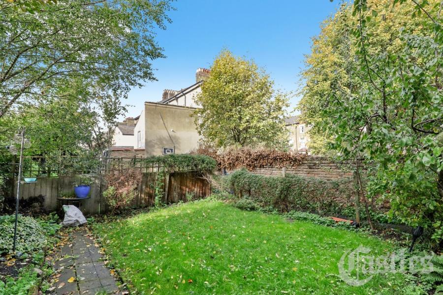 Middle Lane, Crouch End, N8 2 bed flat £2,300 pcm (£531 pw)