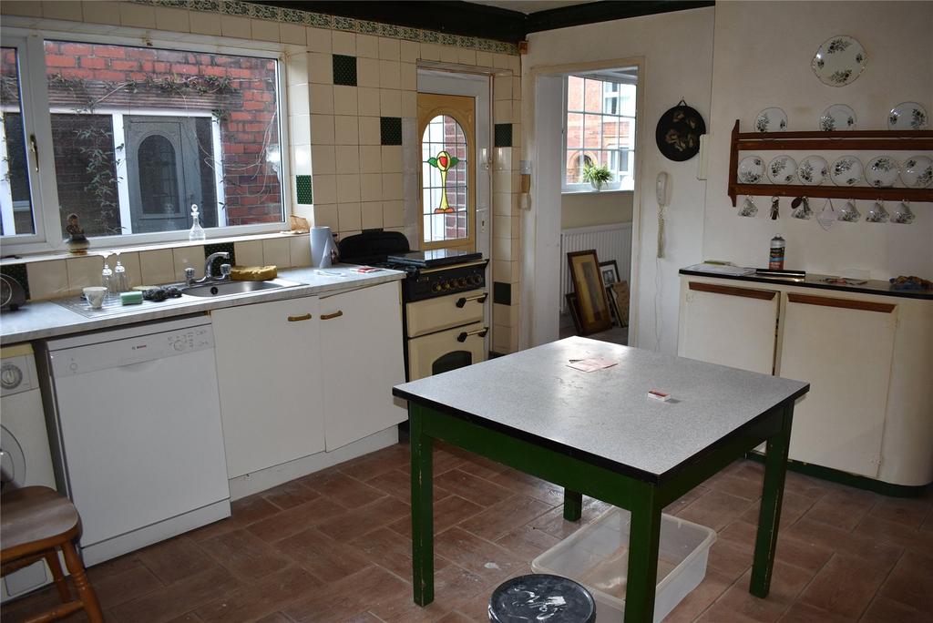 Park Street, Kingswinford, West Midlands, DY6 2 bed semidetached house